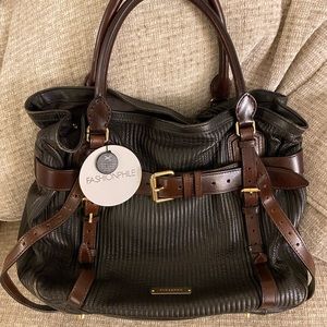 🎉 FLASH SALE 🎉 Burberry buckle satchel handbag purse black brown leather